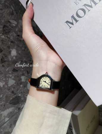 卡地亚座钟系列。卡地亚cloche 腕表的历史可以追溯至1920年，是 Cartier 产量最少的系列作品之一。腕表得名于奇特的表壳形状 水平放置时看起来如同一 - 点击图像关闭
