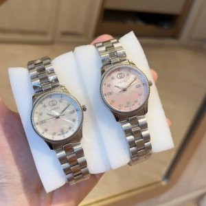 白 金 新款首创原工厂，探索2025早期古董g-Timeless宝石系列。表径29Mm，表盘装饰调内的互扣式低g和gucci字母标记，诠释时代型格。不染钢间电表