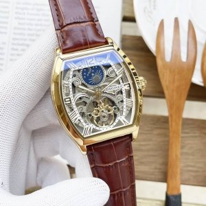 统一价 浪琴 Longines 精品男士腕表，三针镂空大飞轮月像设计，尊贵大气，绅士风范，卓越品质，热卖全城。采用全自动机械机芯，顶级316精钢表壳，进口小牛皮