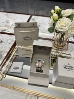 图片包装25 爆款套装强势来袭 Viviennewestwood西太后手表西太后珍珠手链终于出货啦 偏中性 表盘直径 35Mm 这个颜色夏天带肯定超级清凉 仿佛