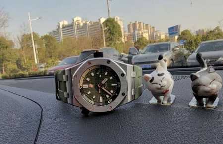 品牌:A爱彼皇家橡树离岸型 :系列:15703系列 设计:特有的八角型表圈表达出棱角分明线条 :机芯:搭载原版顶级进口机械机芯性能稳定 内圈:316精钢表壳内置 - 点击图像关闭