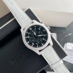 新款Iwc万国飞行员系列Top Gun海军空战部队计时腕表“太浩湖”特别版。直径44.5大表径，7750自动机械机芯，白陶瓷搭配精钢按钮，以及瓷化钛金属表背，搭