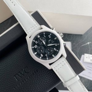 新款Iwc万国飞行员系列Top Gun海军空战部队计时腕表“太浩湖”特别版。直径44.5大表径，7750自动机械机芯，白陶瓷搭配精钢按钮，以及瓷化钛金属表背，搭