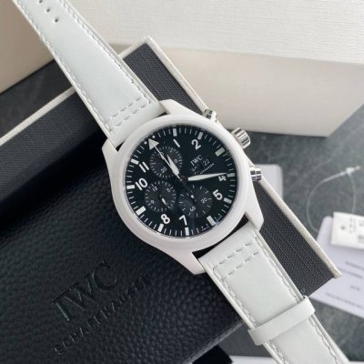 新款Iwc万国飞行员系列Top Gun海军空战部队计时腕表“太浩湖”特别版。直径44.5大表径，7750自动机械机芯，白陶瓷搭配精钢按钮，以及瓷化钛金属表背，搭