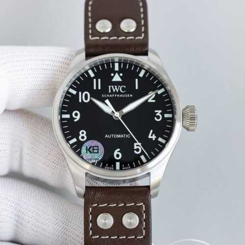 白壳 青铜 Iwc 万国 空中霸主 大飞 大飞行员 系列。43Mm 狂野阳刚的设计，霸气侧漏。细腻温柔的工艺，炉火纯青。两者相辅---刚柔并济，虎啸猿啼。 表壳