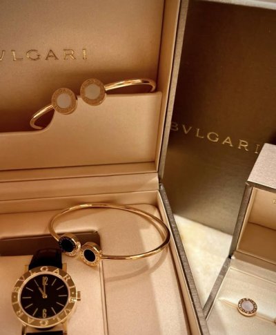宝格丽Bvlgari Bvlgari 50周年限量腕表，18K黄金表壳 Alpi绿色大理石表盘，钻石时标超精致。表圈刻有Bvlgari Roma标志，致敬古罗马