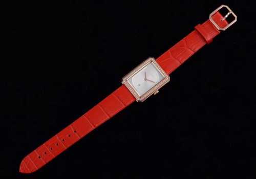 美洲皮Boy Friend系列腕表设计灵感源自成名已久的premièRe系列产品，源自于品牌经典传奇的N°5 香水瓶盖形状以及巴黎芳登广场的轮廓。力求精简，因而