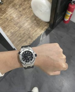 品牌:A爱彼皇家橡树离岸型 :系列:15703系列 设计:特有的八角型表圈表达出棱角分明线条 :机芯:搭载原版顶级进口机械机芯性能稳定 内圈:316精钢表壳内置