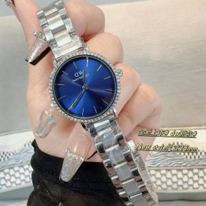 2024年春季dw 新品低调奢华女款经典表，镶钻表壳 石英机芯，合金材质与白金电镀，整体质感和气质都变了，精致感upup搭配小巧壳形，上手效果完美！尺寸28Mm