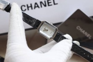 香奈儿 Chaneln 5号耳钉 S925纯银材质 高版本 电镀18K白金 原版logo 配飞碟耳塞 925045