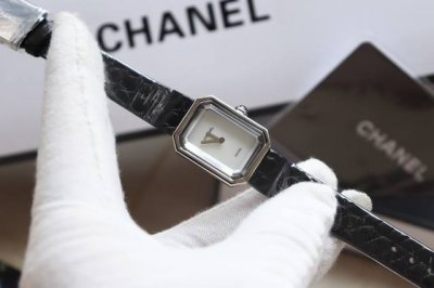 香奈儿 Chaneln 5号耳钉 S925纯银材质 高版本 电镀18K白金 原版logo 配飞碟耳塞 925045
