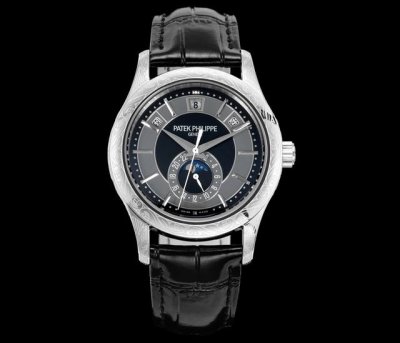 精雕细琢，雅动合一。百达翡丽复杂多功能系列5205G-013重磅登场，迄今推出的首款雕花Nautilus复杂腕表，以超复杂的工艺技术打造休闲运动腕表。 1小身板