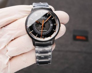 台湾厂：白钢： . 玫黑20. 本品均已严格经过防水压力测试，防水可达120米 此款出货都以4码合一的形式出货，退换均以三码合一进出，望多理解！ 美度 Mido