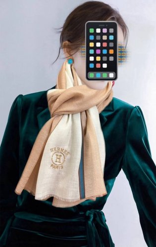 新款2670爱马士太美了 万众瞩目经典版到货最优质的年轻设计师推出的最新概念搭配调色纱染再色织交织在一起形成新款格型这款经历漫长等待耗时3个月之久才完成面料围巾