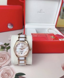 时尚石英女款 欧米茄 将华丽与经典融合缔造出惊艳美作外观雅致华美，彰显引人瞩目的隽永美感进口贝母表盘清新淡雅精华的装饰在腕间，完美呈现神秘而优雅的气质进口石英机