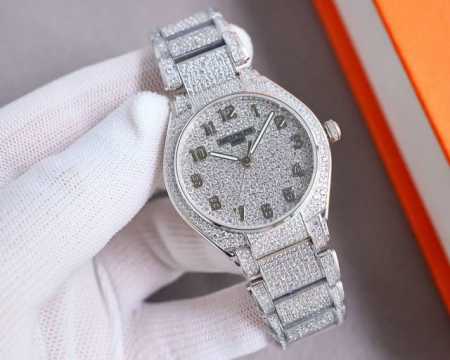 统一价： 百达翡丽twenty～4系列7300雪花钻满天星闪爆登场。赠原装便携皮盒 表壳：36Mm一体式矩型表壳满镶351颗雪花正品一致 表圈及表耳：原装同步阶 - 点击图像关闭