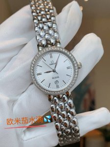 白 .金+20.钻+30欧米茄 Omega 精品女神水滴系列腕表。精致唯美的设计，让您的美丽无处不在，也将华丽与经典融合，创造出惊艳巨作，表盘清新淡雅，色彩的格