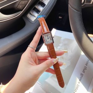 女款 大中小三个尺寸都有 竹节纹皮带 全钢材质卡地亚Cartie.R Tank Mc系列女款 ，非常精致经典的一款坦克表，方形的表盘显得格外！进口表芯与材质，竹