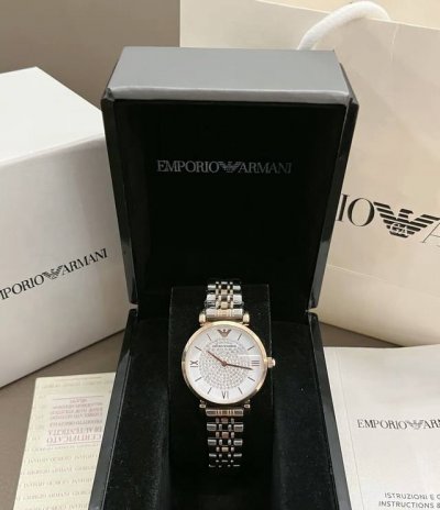 初入职场戴什么表？不得不说这款满天星太美啦，平时上班有表戴咯，特意试了一下工作装，还挺搭，很都市丽人哦～精致贵气，手表真是成为熟女的第一件武器，选一块低调奢华不