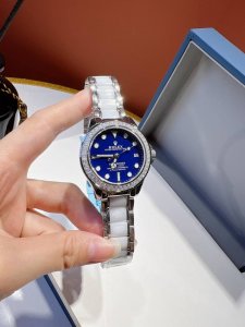 最新单品 原创专柜图 谐美迷人爱不释手 奢华设计！ 表面设计 鲜花 采用 手工镶钻字面镂空花辫设计 品牌 : 劳力士 实物更美 值得推荐 经典精钢壳 类型 ：精