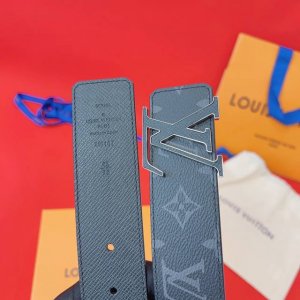 L家 路易* 当季新款 传世经典 L* Stitch 40Mm 商务休闲腰带 双面设计：Monog-M帆布 + 素雅皮革 精致金属搭扣 磨砂纹理细节 4Cm宽度