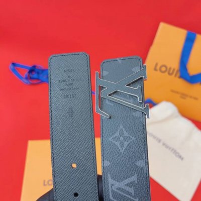 L家 路易* 当季新款 传世经典 L* Stitch 40Mm 商务休闲腰带 双面设计：Monog-M帆布 + 素雅皮革 精致金属搭扣 磨砂纹理细节 4Cm宽度