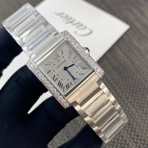 卡地亚法国坦克 年全网最新第2代Tank Francaise法国坦克原版1:1复刻精作！均采用瑞士石英机芯 +卡家白金专用甲板 中号：32*27Mm，小号：25