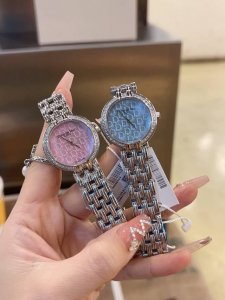批P白光 ，金＋20，钻20 Dior中古手表 你可以永远相信dior对美的创造，Dior的设计，从未让人失望。Dior印花底纹搭配不同色彩天然贝母，赋予了它更