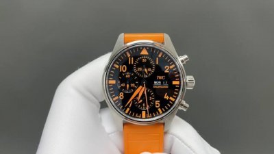 Iwcamg工程师强强联手 骚气十足 Iwc万国飞行员新款Iw389409“Miramar ”特别版 1.腕表采用904精钢表壳搭配“Miramar ”浅蓝色表