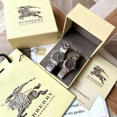 个。英国经典奢侈品牌Burberry，巴宝莉石英对表，男款Bu9001，女款Bu9101，穿衣搭配首选，男款~39Mm，女款~35Mm表径，把品牌永恒经典的格子 - 点击图像关闭