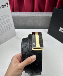 特 品牌： 万宝龙 新款进口3. 5自动扣头层小牛皮，手感细腻柔软。搭配纯钢自动精品钢扣，男士必备！宽度： 3.5Cm自动钢扣头层牛皮皮带