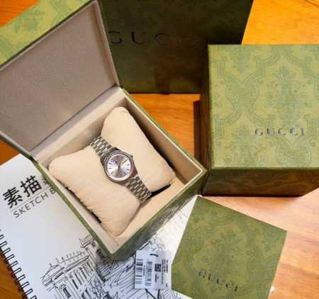 新款首发 原厂正品，探索2025早春古驰g-Timeless 石英系列。表径29Mm，表盘缀饰低调内敛的互扣式双g和gucci字母标识，诠释时尚型格。不绣钢间电 - 点击图像关闭
