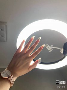 满天星女士手表，超级爆款，表盘直径32Mm，满天星的钻采用进口水晶钻，普钻的直径国内无法切割，因为他没有钻石的硬度，原装石英机芯，316L精钢壳带，蝴蝶双按扣，