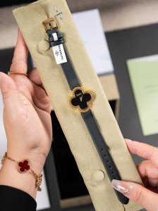 市场独家品质 Vca厂！ 品牌： & -梵克雅宝 系列：Alha Mbra四叶草 机芯：瑞士石英机芯 尺寸：29.7Mm 厚度：6.5Mm “专柜厚度” 工艺：