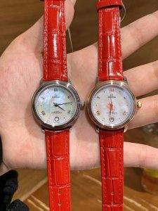 白 金 Omega欧米茄碟飞系列32Mm女士石英腕表！吸引了众多忠实支持者。此系列表款风格简约，外观雅致华美，彰显着引人瞩目的隽永美感低调朴实无华，却又细腻耐看