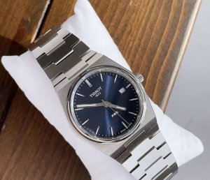 开箱天梭Prx系列的表啦 黑盘钢带配色经典又百搭 表盘格纹设计很有质感 自动机械功能省心 配休闲装正装都不出错 想选块耐看不踩雷的可入