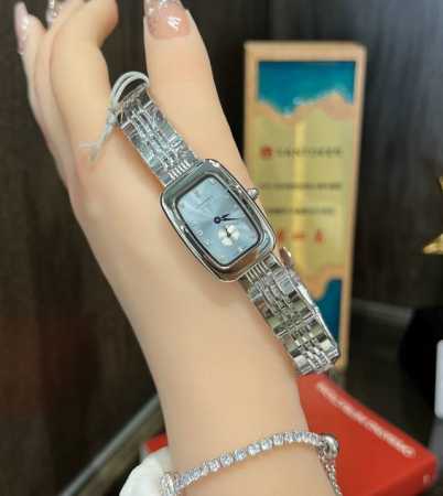 间玫 骑士款精钢到货！浪琴 Longines 马术最新骑仕系列女表！小巧的表款带有方形的特质，并以圆角代替尖锐的方形锋角，原装罗旋纹把头、批花精钢表针十分雅致！ - 点击图像关闭