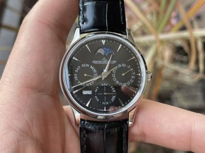 实拍：漫威奇异博士同款腕表，整体设计正如奇异博士般富有神秘色彩。积家将Master Ultra Thin超薄大师系列设计为更加符合现代审美的经典正装表，充分利用