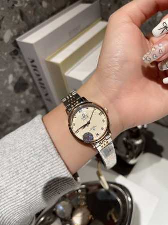 白 金 钢带+20 钻圈+20 欧米茄-Omega 女士腕表 进口石英机芯 316L精钢表壳 直径34Mm厚8Mm该款腕表备受女性喜爱 四季衣服搭配 尽显优雅 - 点击图像关闭