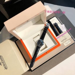 顶级版本 积家超薄大师系列，超薄的表壳线条流畅，优雅的表耳舒适贴手，配鳄鱼皮送牛皮表带，表壳直径40Mmx8Mm与原装同步。采用9015改积家自产cal.925