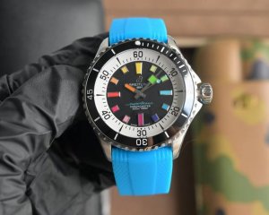 Bls百年灵超级海洋系列42Mm腕表。 1：潜水表既要满足清读时，更要操作便捷。此款时标和指针大限度的夜光涂层，保证在昏暗的深海能清晰读时，如在黑暗中的小灯泡一