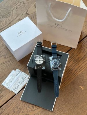 新款万国 Iwc的飞行员系列！腕表尺寸41Mm。搭载瑞士进口Sw200机芯。虽然是新款 但也相信表友们都有所耳闻 本身也是能力很强的选手 在表圈里的人气也是居高
