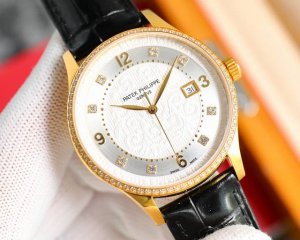 白壳 玫壳 钻50 V2版最新款百达翡丽patek Philippe 施华洛世奇钻与数字完美结合，搭配复古浮雕 完美复刻百达翡丽色彩经典，是多少男士梦寐以求的