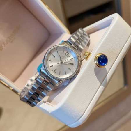 白 金 新款首创原工厂，探索2025早期古董g-Timeless宝石系列。表径29Mm，表盘装饰调内的互扣式低g和gucci字母标记，诠释时代型格。不染钢间电表 - 点击图像关闭
