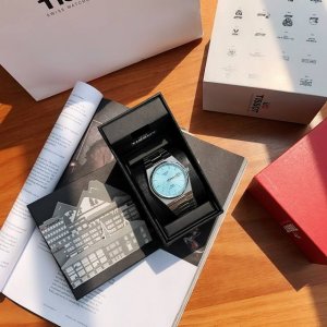 天梭表推出全新Prx Powermatic 80冰蓝色腕表，进口瑞士机械机芯，超强夜光，开关生耳，蓝宝石玻璃，直径40毫米，厚度10.8毫米。表壳采用源自197