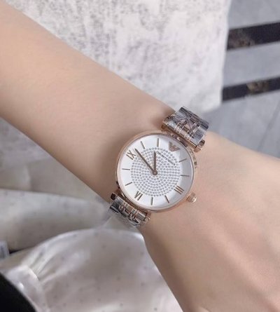 阿玛尼家的白月光 白月光、满天星手表真的是火出圈了 精致的表盘、经典的配色，男款也是相当霸总。#手表女推荐 #阿玛尼#阿玛尼手表满天星 #情侣手表 #实现手表自