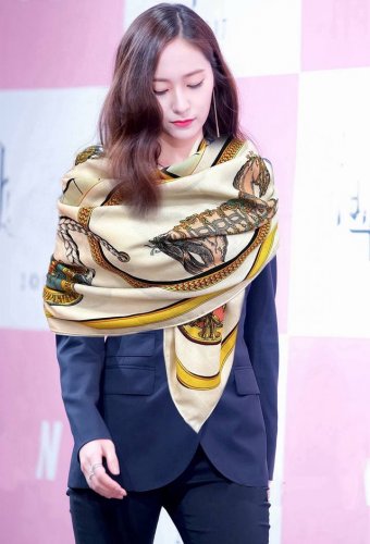 上新爱马仕2025 双面同色 Zg同步 H家买了都说好看推荐顶级工艺超值 爆款羊绒方巾立体呈现图案纹路实物档次极高特殊工艺高端研发惊艳问世特殊尖端工艺处理受到白