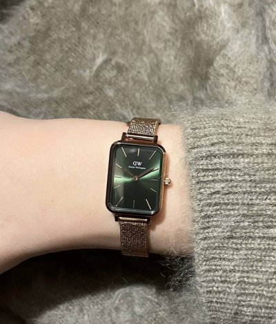Dw手表到手怒拍一百张？？！ 美疯我的Dw复古小方表！奖励自己的新年礼物 祖母绿表盘搭配玫瑰金麦穗表带高级感拉满 修饰手腕线条显得很秀气，工作佩戴敲有气质[哇R