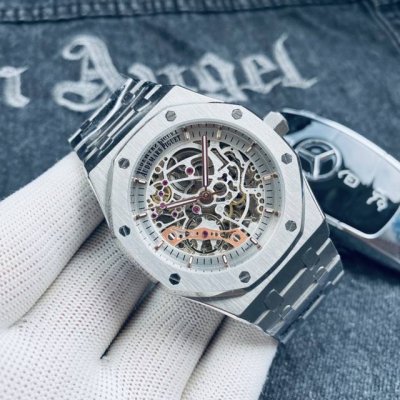 金+20 品牌: Ap爱彼皇家橡树 款式: 男士自动机械 介绍: 八棱圆形壳套设计时尚高端 表盘: 镂空切割设计潮流前线合伙人 表带: 进口316精钢壳套舒适耐