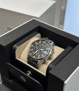 Tw出品 Iwc万国-飞行员系列全新计时腕表Apxgp特别版 Iw378009 以电影 F1 中虚拟车队黑白金配色为灵感打造 43毫米精钢表壳 经典小表盘垂直布